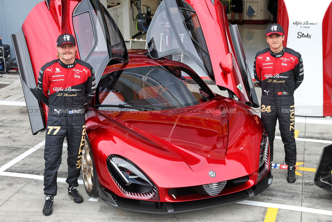 GP ITALIA, (L to R): Valtteri Bottas (FIN) Alfa Romeo F1 Team e Zhou Guanyu (CHN) Alfa Romeo F1 Team with the Alfa Romeo 33 Stradale.

31.08.2023. Formula 1 World Championship, Rd 15, Italian Grand Prix, Monza, Italy, Preparation Day.

- www.xpbimages.com, EMail: requests@xpbimages.com © Copyright: Bearne / XPB Images