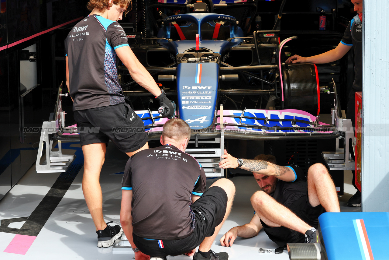 GP ITALIA, Alpine F1 Team A523 worked on by meccanici.

31.08.2023. Formula 1 World Championship, Rd 15, Italian Grand Prix, Monza, Italy, Preparation Day.

 - www.xpbimages.com, EMail: requests@xpbimages.com © Copyright: Coates / XPB Images