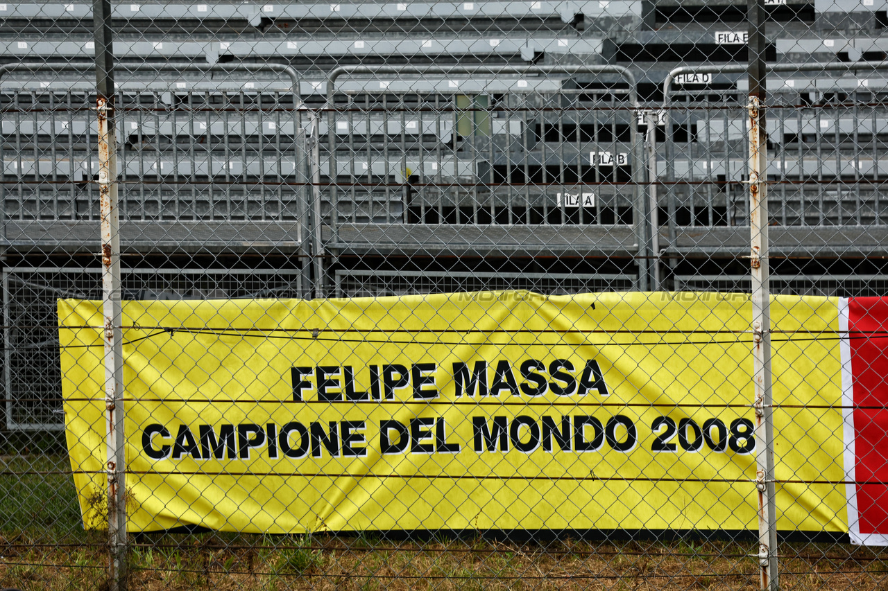 GP ITALIA, Circuit Atmosfera - A banner in support of Felipe Massa (BRA) e his bid to claim the 2008 F1 World Championship crown.

31.08.2023. Formula 1 World Championship, Rd 15, Italian Grand Prix, Monza, Italy, Preparation Day.

- www.xpbimages.com, EMail: requests@xpbimages.com © Copyright: Batchelor / XPB Images