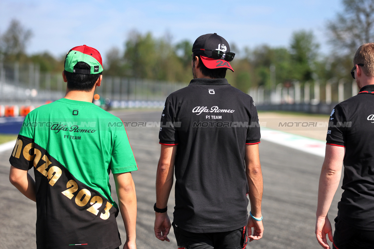 GP ITALIA, Zhou Guanyu (CHN) Alfa Romeo F1 Team walks the circuit with the team.

31.08.2023. Formula 1 World Championship, Rd 15, Italian Grand Prix, Monza, Italy, Preparation Day.

- www.xpbimages.com, EMail: requests@xpbimages.com © Copyright: Bearne / XPB Images