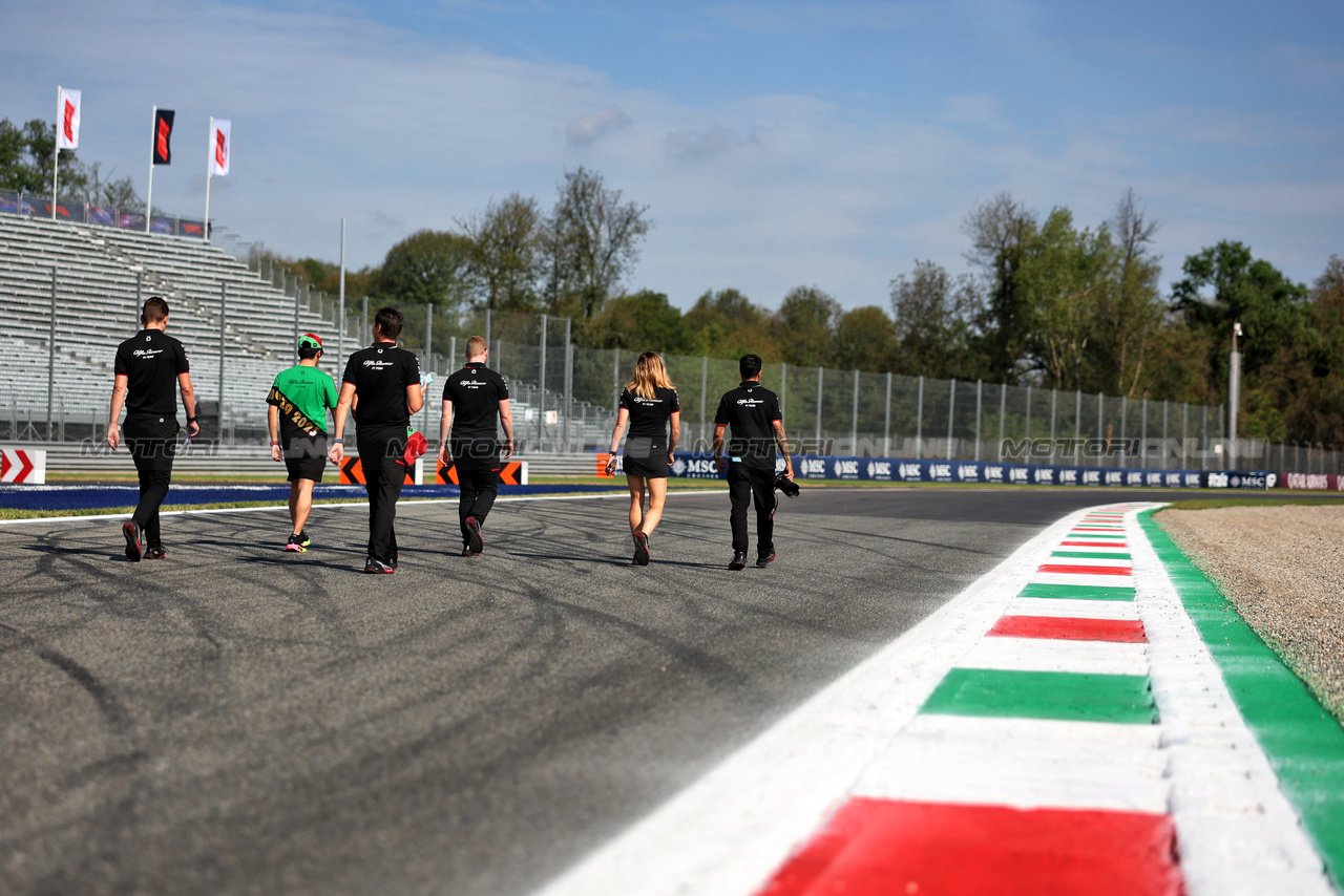 GP ITALIA, Zhou Guanyu (CHN) Alfa Romeo F1 Team walks the circuit with the team.

31.08.2023. Formula 1 World Championship, Rd 15, Italian Grand Prix, Monza, Italy, Preparation Day.

- www.xpbimages.com, EMail: requests@xpbimages.com © Copyright: Bearne / XPB Images