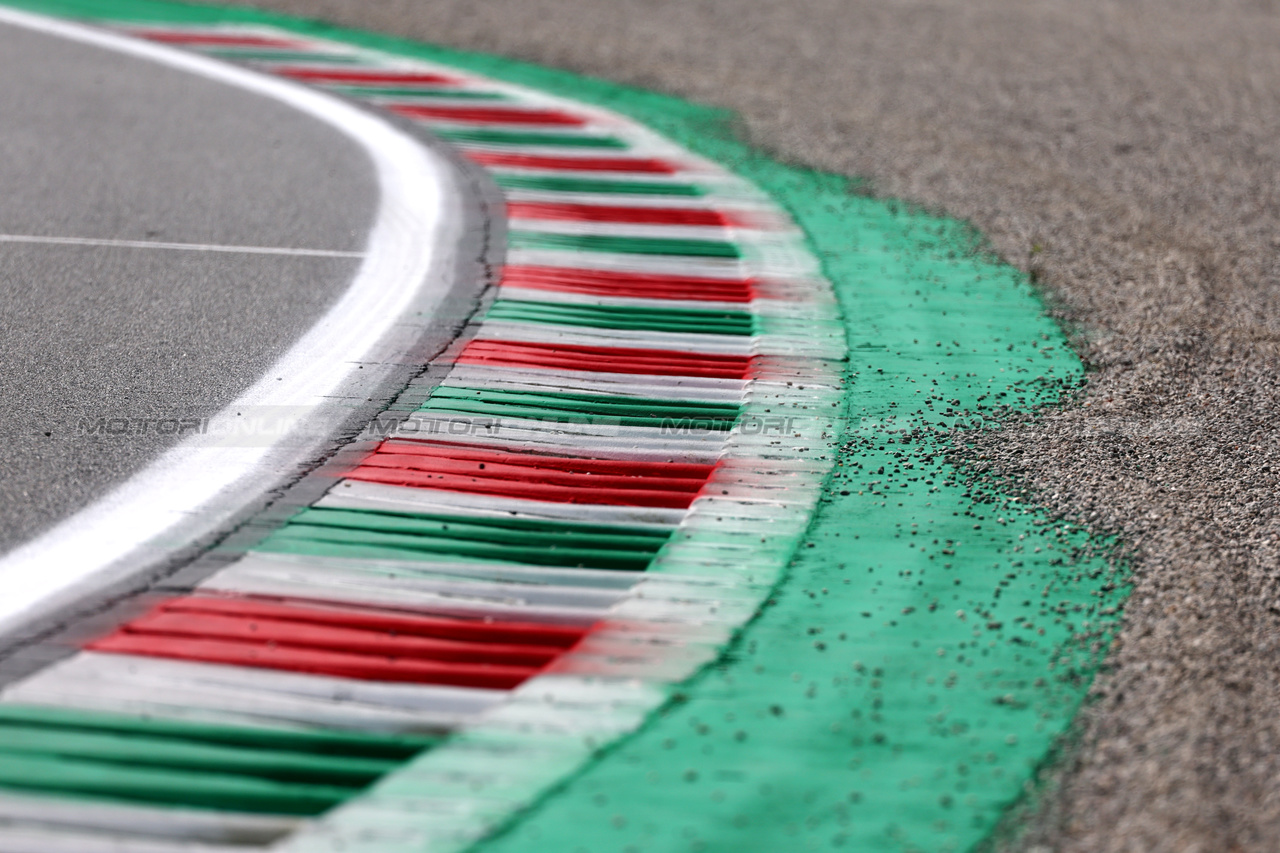 GP ITALIA, Circuit Atmosfera - kerb detail.

31.08.2023. Formula 1 World Championship, Rd 15, Italian Grand Prix, Monza, Italy, Preparation Day.

- www.xpbimages.com, EMail: requests@xpbimages.com © Copyright: Moy / XPB Images