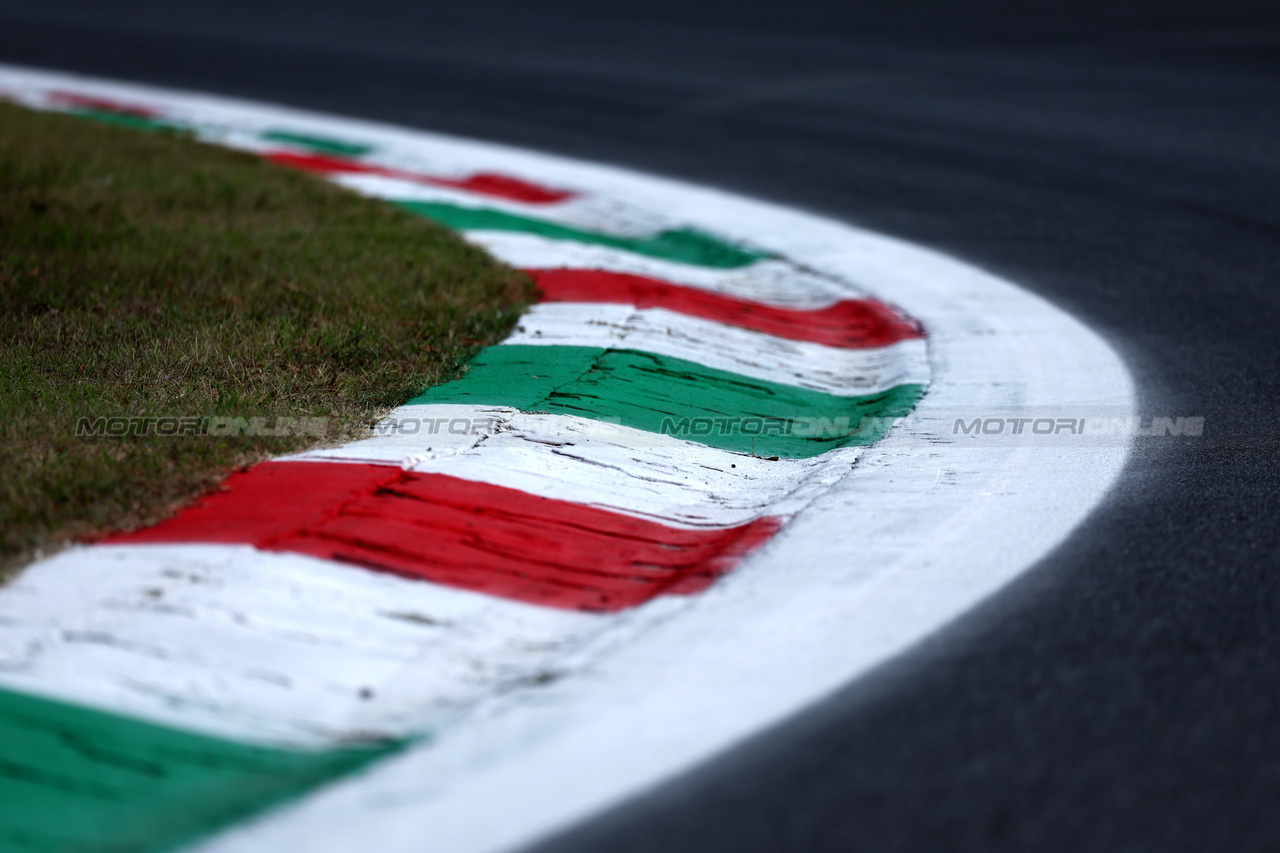 GP ITALIA, Circuit Atmosfera - kerb detail.

31.08.2023. Formula 1 World Championship, Rd 15, Italian Grand Prix, Monza, Italy, Preparation Day.

- www.xpbimages.com, EMail: requests@xpbimages.com © Copyright: Moy / XPB Images