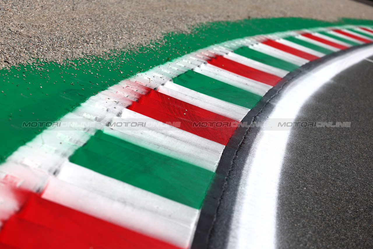 GP ITALIA, Circuit Atmosfera - kerb detail.

31.08.2023. Formula 1 World Championship, Rd 15, Italian Grand Prix, Monza, Italy, Preparation Day.

- www.xpbimages.com, EMail: requests@xpbimages.com © Copyright: Moy / XPB Images