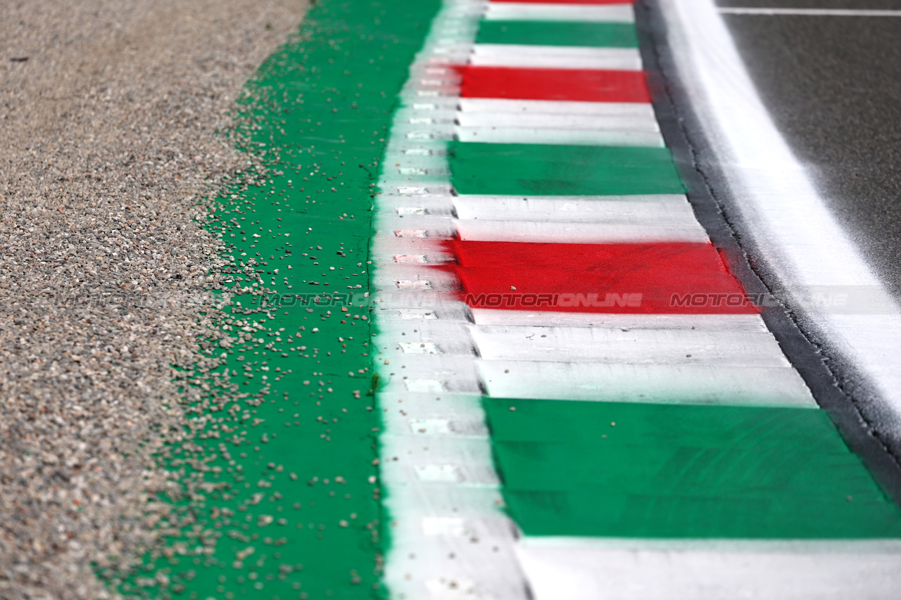 GP ITALIA, Circuit Atmosfera - kerb detail.

31.08.2023. Formula 1 World Championship, Rd 15, Italian Grand Prix, Monza, Italy, Preparation Day.

- www.xpbimages.com, EMail: requests@xpbimages.com © Copyright: Moy / XPB Images
