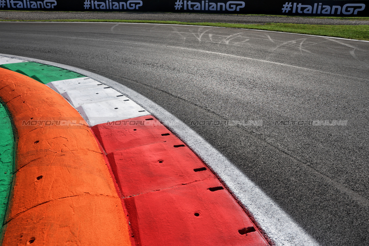 GP ITALIA, Circuit Atmosfera - kerb detail.

31.08.2023. Formula 1 World Championship, Rd 15, Italian Grand Prix, Monza, Italy, Preparation Day.

- www.xpbimages.com, EMail: requests@xpbimages.com © Copyright: Bearne / XPB Images