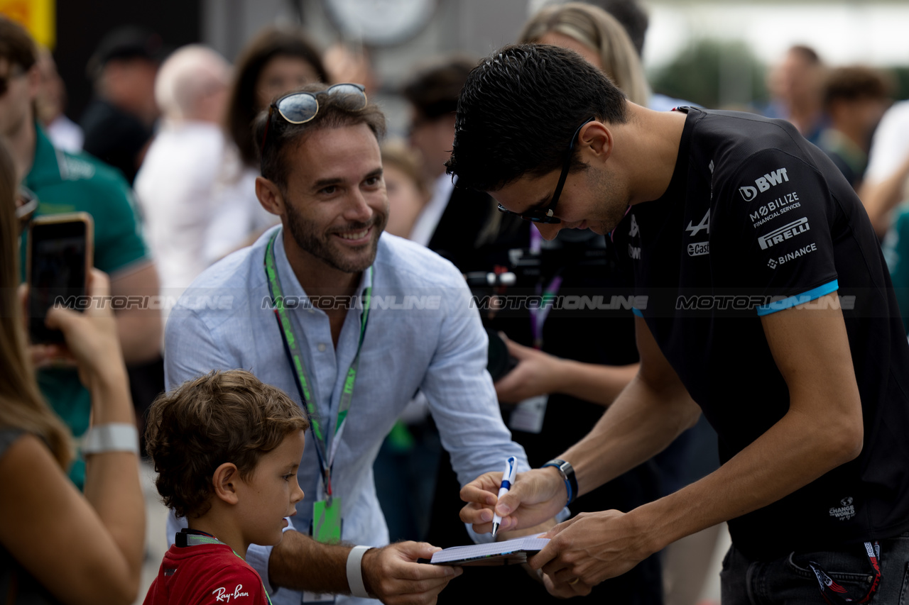 GP ITALIA, Esteban Ocon (FRA) Alpine F1 Team with fans.

02.09.2023. Formula 1 World Championship, Rd 15, Italian Grand Prix, Monza, Italy, Qualifiche Day.

 - www.xpbimages.com, EMail: requests@xpbimages.com © Copyright: Staley / XPB Images