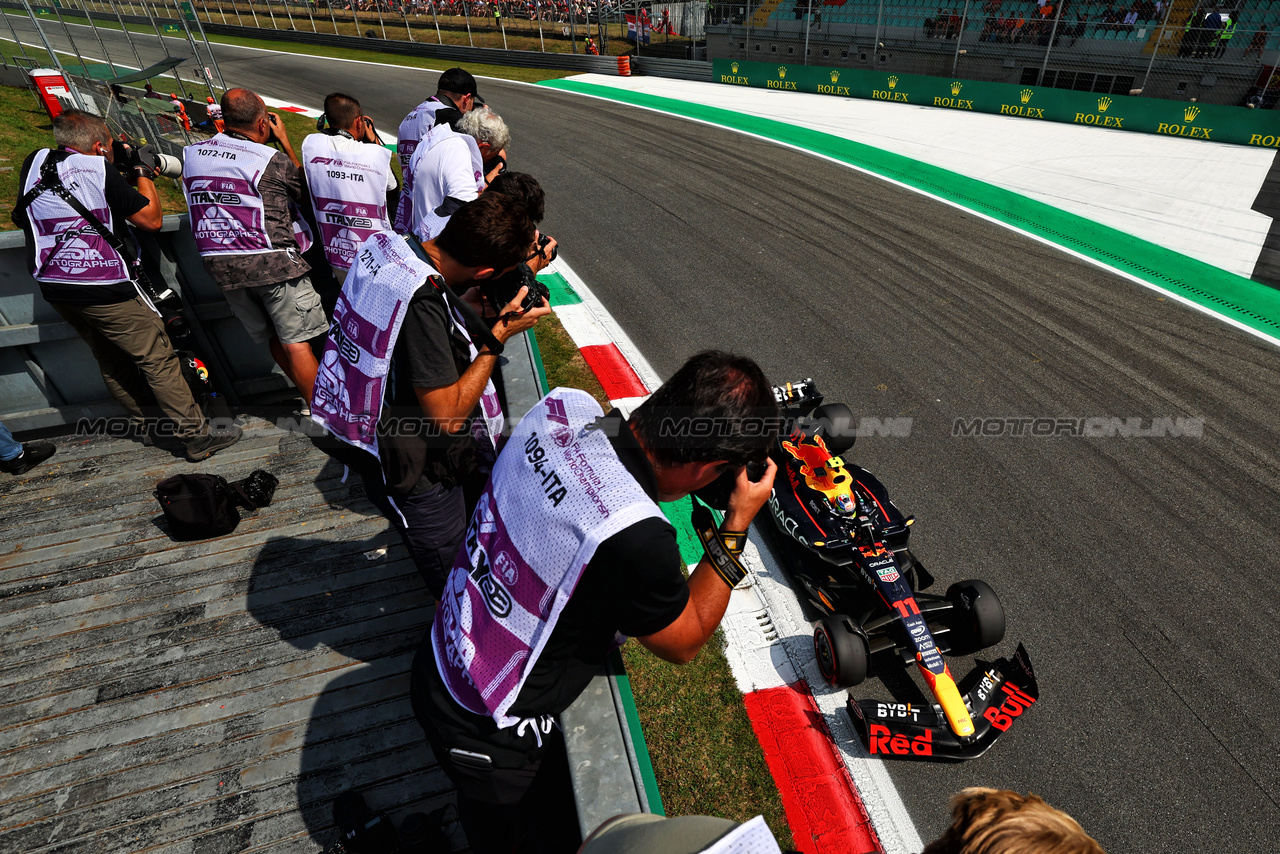 GP ITALIA, Sergio Perez (MEX) Red Bull Racing RB19.

02.09.2023. Formula 1 World Championship, Rd 15, Italian Grand Prix, Monza, Italy, Qualifiche Day.

 - www.xpbimages.com, EMail: requests@xpbimages.com © Copyright: Coates / XPB Images