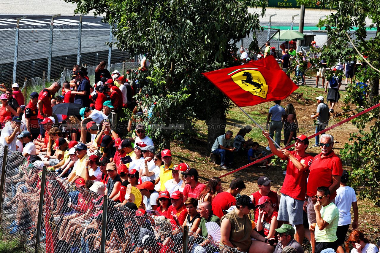 GP ITALIA, Circuit Atmosfera - Ferrari fans.

02.09.2023. Formula 1 World Championship, Rd 15, Italian Grand Prix, Monza, Italy, Qualifiche Day.

 - www.xpbimages.com, EMail: requests@xpbimages.com © Copyright: Coates / XPB Images