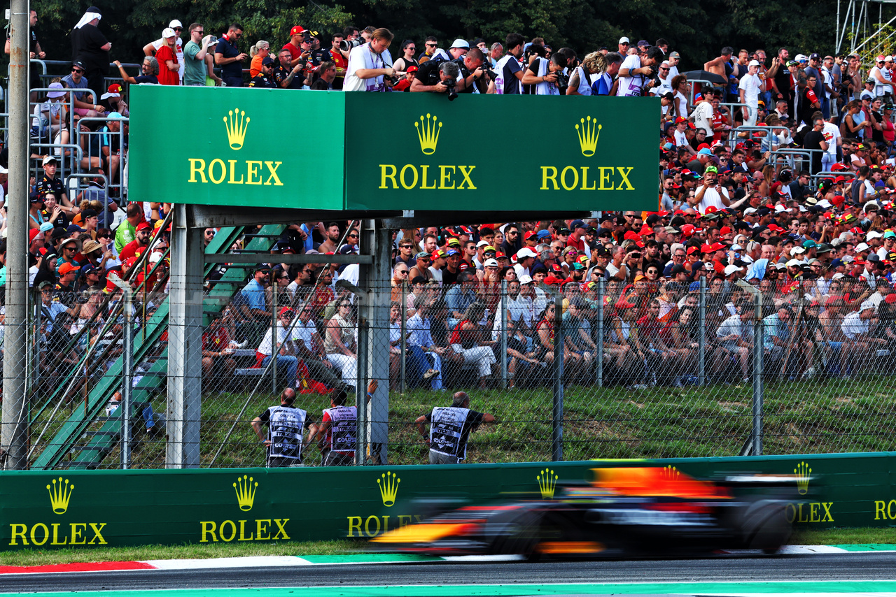 GP ITALIA, Sergio Perez (MEX) Red Bull Racing RB19.

02.09.2023. Formula 1 World Championship, Rd 15, Italian Grand Prix, Monza, Italy, Qualifiche Day.

 - www.xpbimages.com, EMail: requests@xpbimages.com © Copyright: Coates / XPB Images