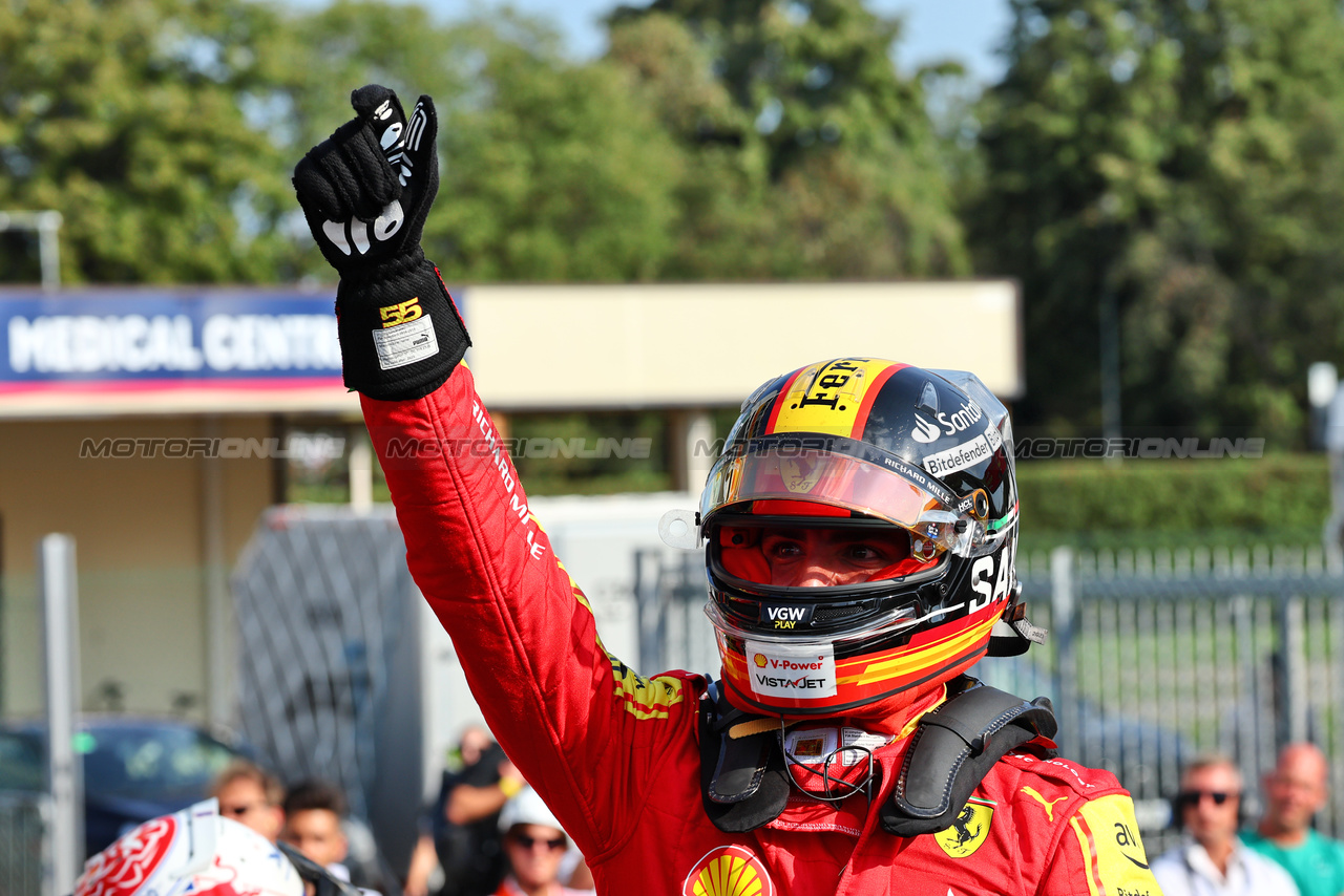 GP ITALIA, Carlos Sainz Jr (ESP) Ferrari celebrates his pole position in qualifying parc ferme.

02.09.2023. Formula 1 World Championship, Rd 15, Italian Grand Prix, Monza, Italy, Qualifiche Day.

- www.xpbimages.com, EMail: requests@xpbimages.com © Copyright: Batchelor / XPB Images