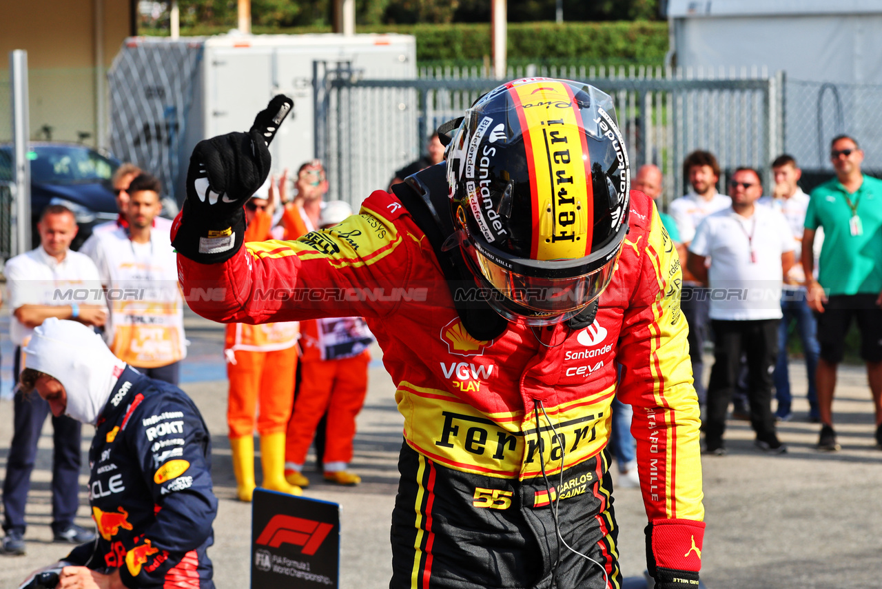 GP ITALIA, Carlos Sainz Jr (ESP) Ferrari celebrates his pole position in qualifying parc ferme.

02.09.2023. Formula 1 World Championship, Rd 15, Italian Grand Prix, Monza, Italy, Qualifiche Day.

- www.xpbimages.com, EMail: requests@xpbimages.com © Copyright: Batchelor / XPB Images