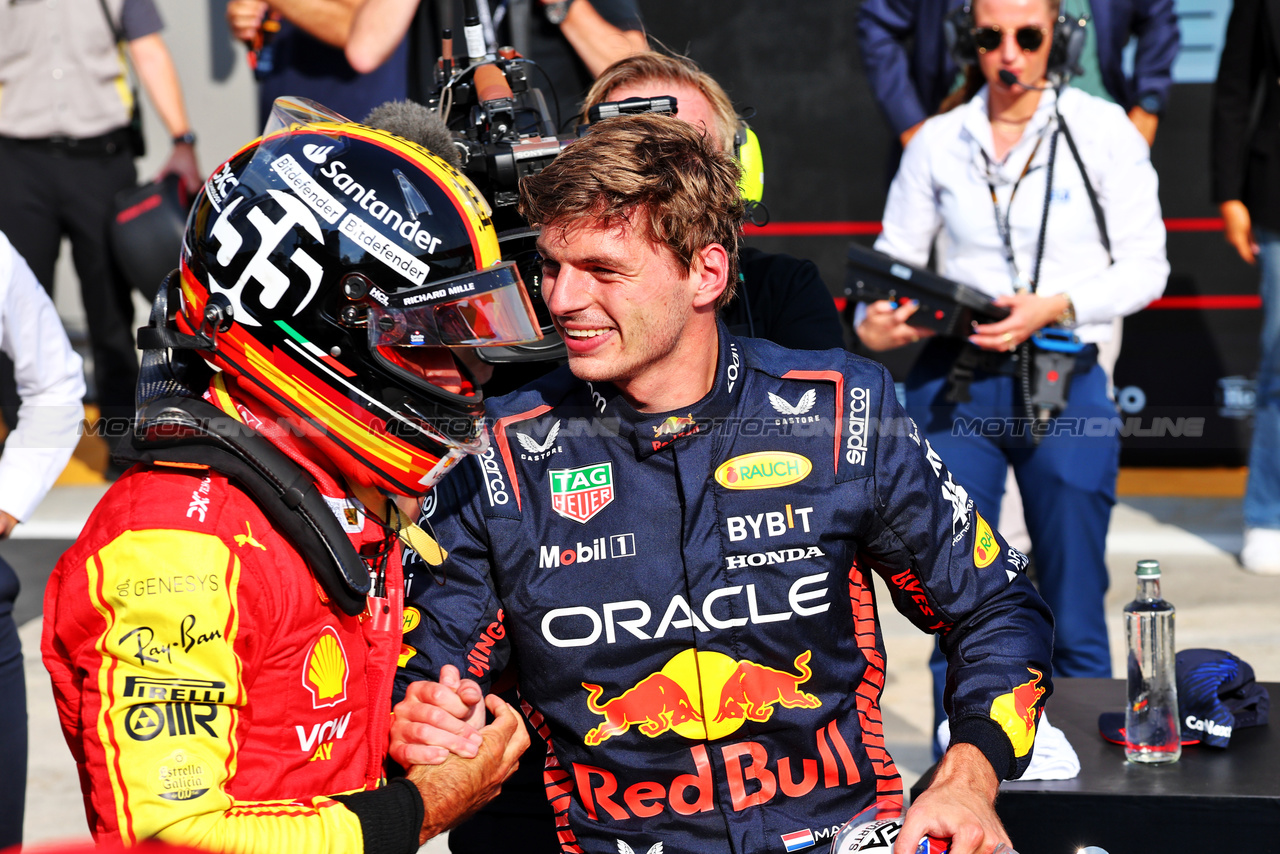 GP ITALIA, Carlos Sainz Jr (ESP) Ferrari celebrates his pole position in qualifying parc ferme with Max Verstappen (NLD) Red Bull Racing.

02.09.2023. Formula 1 World Championship, Rd 15, Italian Grand Prix, Monza, Italy, Qualifiche Day.

- www.xpbimages.com, EMail: requests@xpbimages.com © Copyright: Batchelor / XPB Images