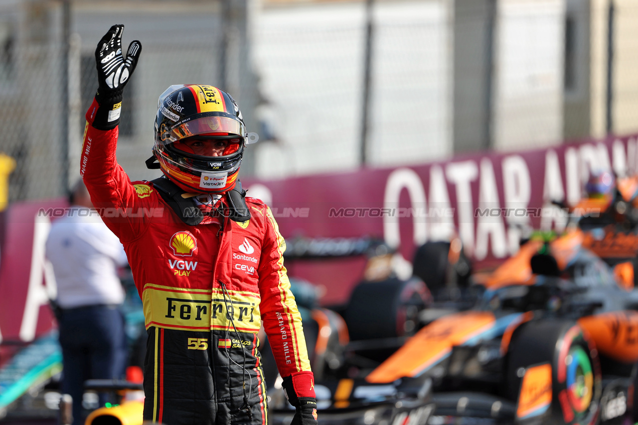 GP ITALIA, Carlos Sainz Jr (ESP) Ferrari celebrates his pole position in qualifying parc ferme.

02.09.2023. Formula 1 World Championship, Rd 15, Italian Grand Prix, Monza, Italy, Qualifiche Day.

 - www.xpbimages.com, EMail: requests@xpbimages.com © Copyright: Staley / XPB Images