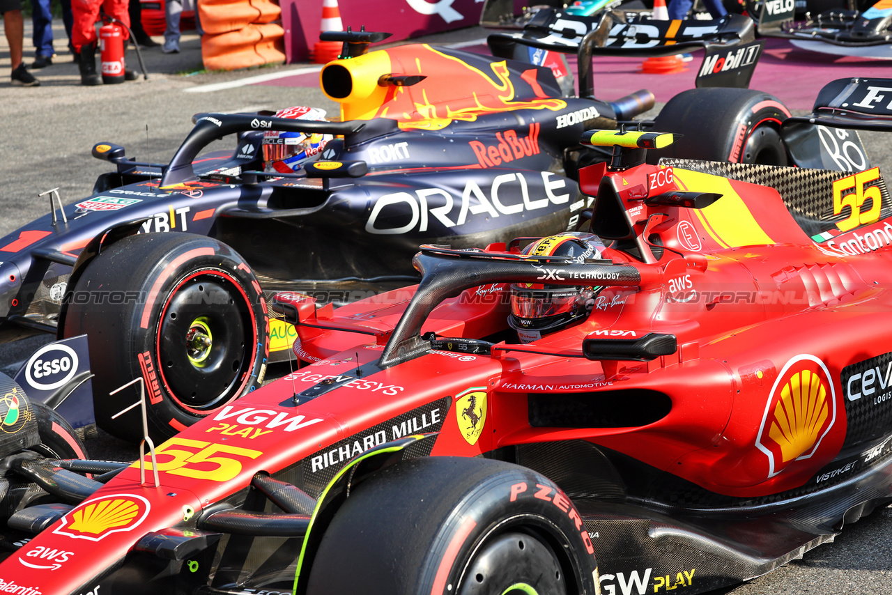 GP ITALIA, Carlos Sainz Jr (ESP) Ferrari SF-23 e Max Verstappen (NLD) Red Bull Racing RB19 in qualifying parc ferme.

02.09.2023. Formula 1 World Championship, Rd 15, Italian Grand Prix, Monza, Italy, Qualifiche Day.

- www.xpbimages.com, EMail: requests@xpbimages.com © Copyright: Batchelor / XPB Images