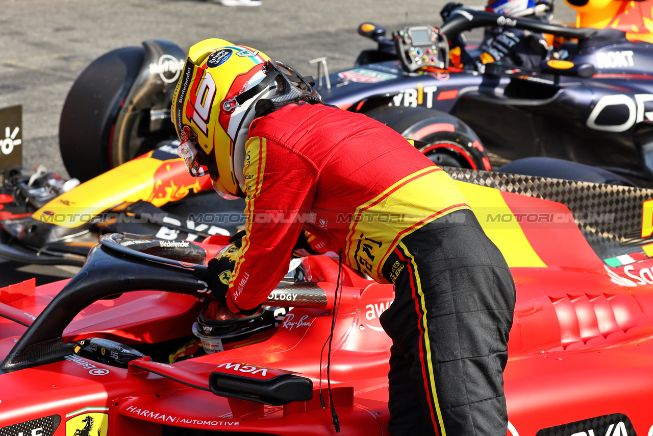 GP ITALIA, Charles Leclerc (MON) Ferrari congratulates pole sitter Carlos Sainz Jr (ESP) Ferrari SF-23 in qualifying parc ferme.

02.09.2023. Formula 1 World Championship, Rd 15, Italian Grand Prix, Monza, Italy, Qualifiche Day.

- www.xpbimages.com, EMail: requests@xpbimages.com © Copyright: Batchelor / XPB Images