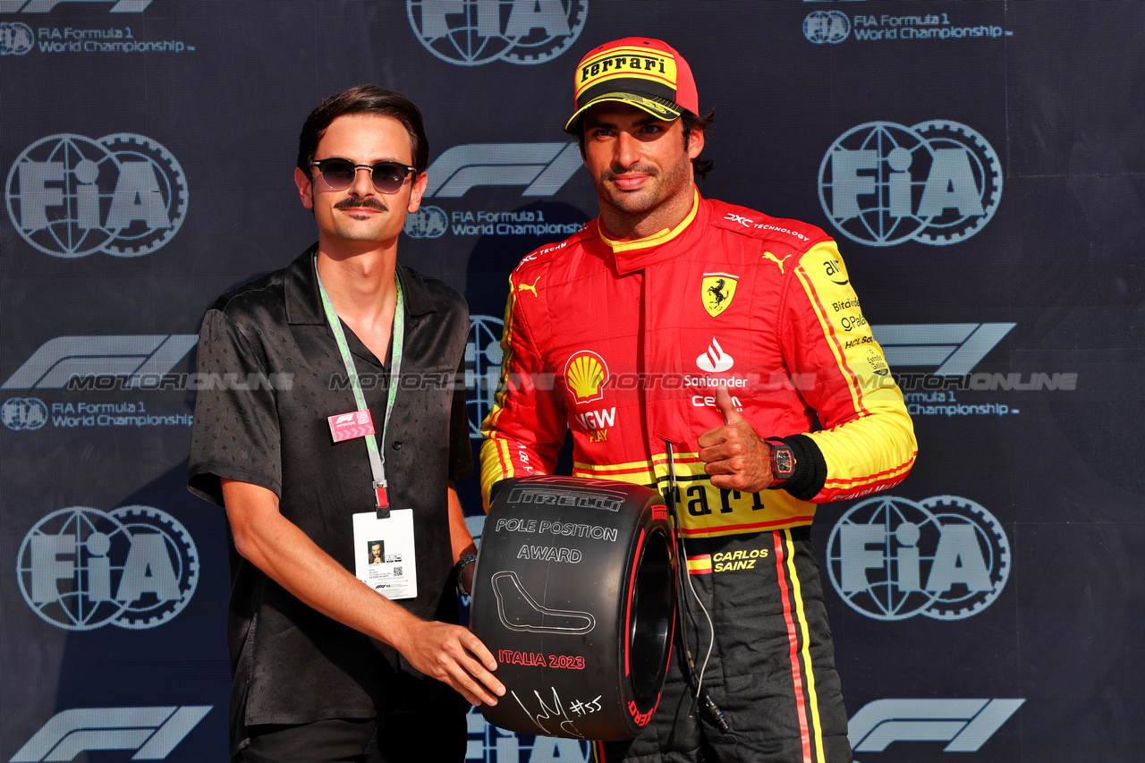 GP ITALIA, Charles Leclerc (MON) Ferrari reveives the Pirelli Pole Position Award from Fabio Rovazzi (ITA) Singer.



02.09.2023. Formula 1 World Championship, Rd 15, Italian Grand Prix, Monza, Italy, Qualifiche Day.

- www.xpbimages.com, EMail: requests@xpbimages.com © Copyright: Batchelor / XPB Images