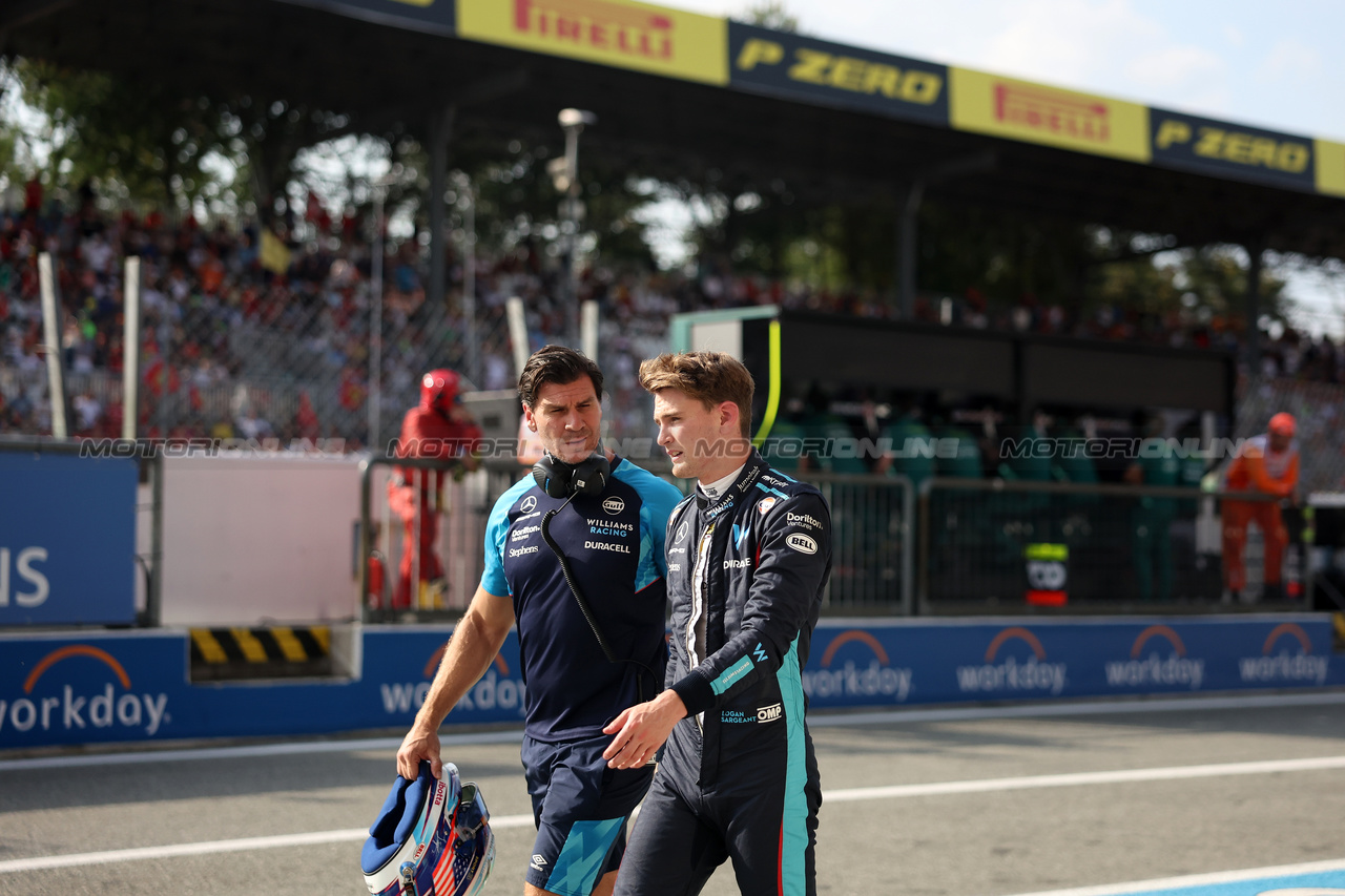 GP ITALIA, Logan Sargeant (USA) Williams Racing with Ben Jacobs (AUS) Williams Racing Personal Trainer.

02.09.2023. Formula 1 World Championship, Rd 15, Italian Grand Prix, Monza, Italy, Qualifiche Day.

- www.xpbimages.com, EMail: requests@xpbimages.com © Copyright: Bearne / XPB Images