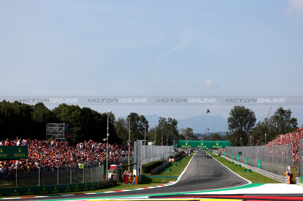 GP ITALIA, Ferrari fans celebrate pole position for Carlos Sainz Jr (ESP) Ferrari SF-23 at the end of qualifying.

02.09.2023. Formula 1 World Championship, Rd 15, Italian Grand Prix, Monza, Italy, Qualifiche Day.

 - www.xpbimages.com, EMail: requests@xpbimages.com © Copyright: Coates / XPB Images