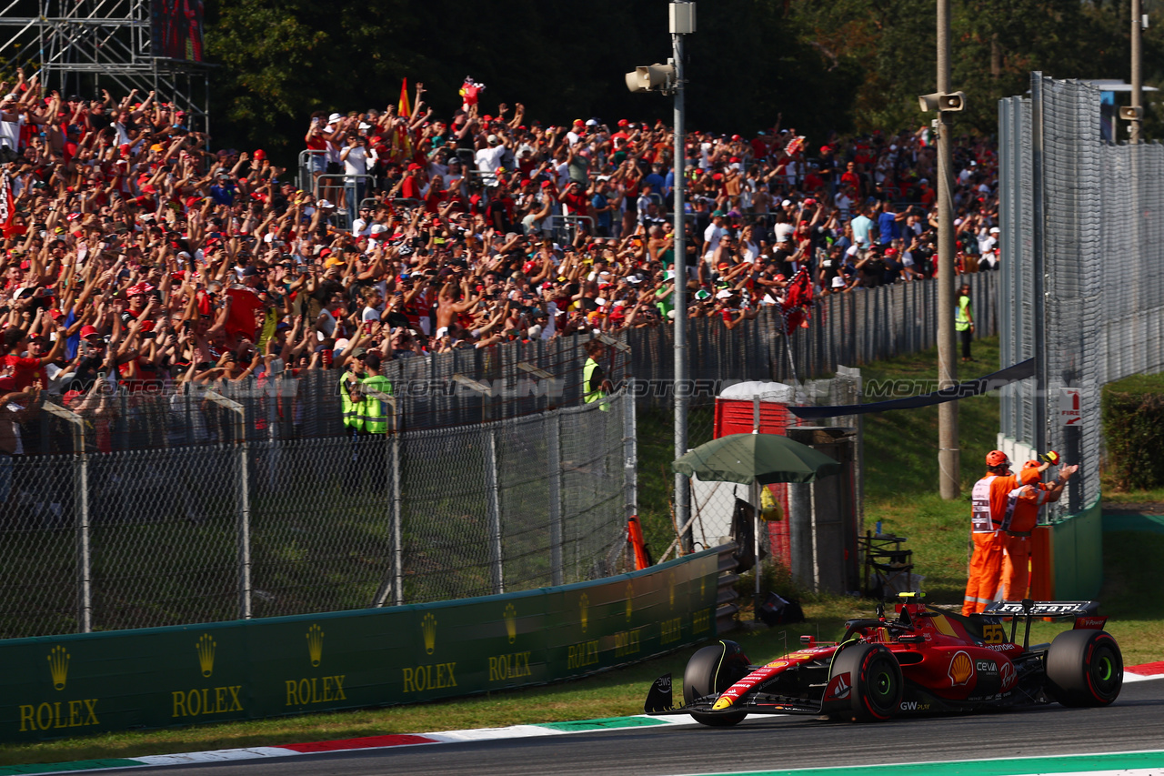 GP ITALIA, Carlos Sainz Jr (ESP) Ferrari SF-23 celebrates his pole position as he passes fans at the end of qualifying.

02.09.2023. Formula 1 World Championship, Rd 15, Italian Grand Prix, Monza, Italy, Qualifiche Day.

 - www.xpbimages.com, EMail: requests@xpbimages.com © Copyright: Coates / XPB Images