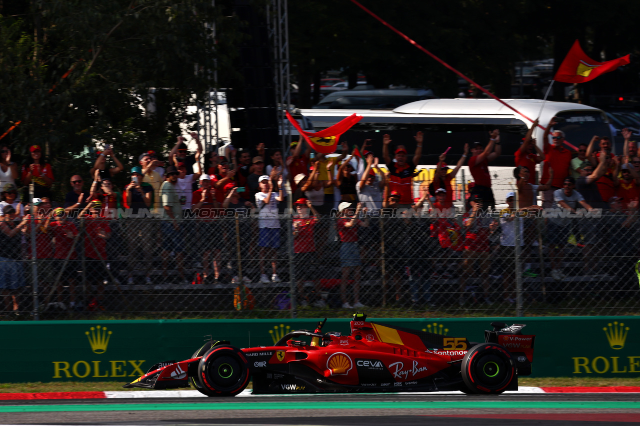 GP ITALIA, Carlos Sainz Jr (ESP) Ferrari SF-23 celebrates his pole position as he passes fans at the end of qualifying.

02.09.2023. Formula 1 World Championship, Rd 15, Italian Grand Prix, Monza, Italy, Qualifiche Day.

 - www.xpbimages.com, EMail: requests@xpbimages.com © Copyright: Coates / XPB Images