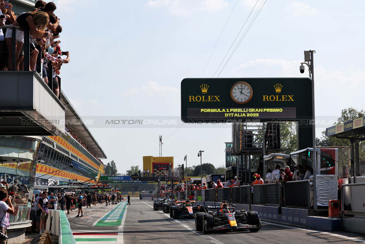GP ITALIA, Max Verstappen (NLD) Red Bull Racing RB19 leaves the pits.

02.09.2023. Formula 1 World Championship, Rd 15, Italian Grand Prix, Monza, Italy, Qualifiche Day.

- www.xpbimages.com, EMail: requests@xpbimages.com © Copyright: Bearne / XPB Images