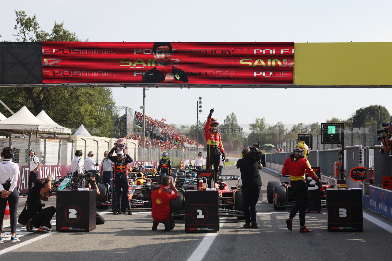 GP ITALIA, Carlos Sainz Jr (ESP) Ferrari celebrates his pole position in qualifying parc ferme.

02.09.2023. Formula 1 World Championship, Rd 15, Italian Grand Prix, Monza, Italy, Qualifiche Day.

- www.xpbimages.com, EMail: requests@xpbimages.com © Copyright: Bearne / XPB Images