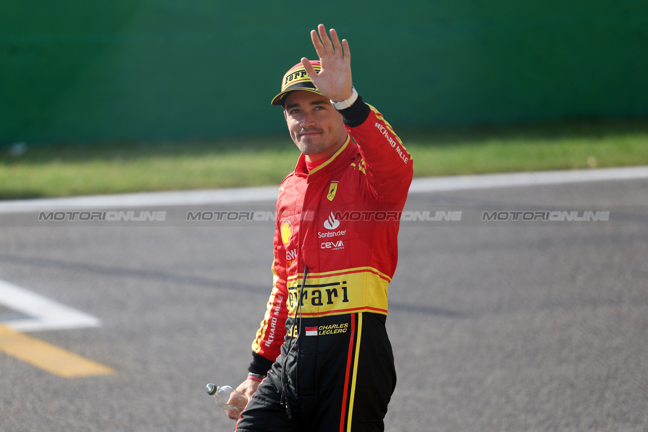 GP ITALIA, Charles Leclerc (MON) Ferrari celebrates his third position in qualifying parc ferme.

02.09.2023. Formula 1 World Championship, Rd 15, Italian Grand Prix, Monza, Italy, Qualifiche Day.

 - www.xpbimages.com, EMail: requests@xpbimages.com © Copyright: Staley / XPB Images