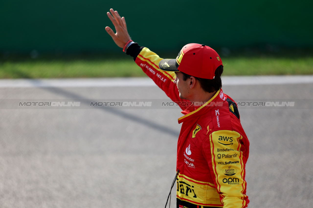 GP ITALIA, Charles Leclerc (MON) Ferrari celebrates his third position in qualifying parc ferme.

02.09.2023. Formula 1 World Championship, Rd 15, Italian Grand Prix, Monza, Italy, Qualifiche Day.

 - www.xpbimages.com, EMail: requests@xpbimages.com © Copyright: Staley / XPB Images