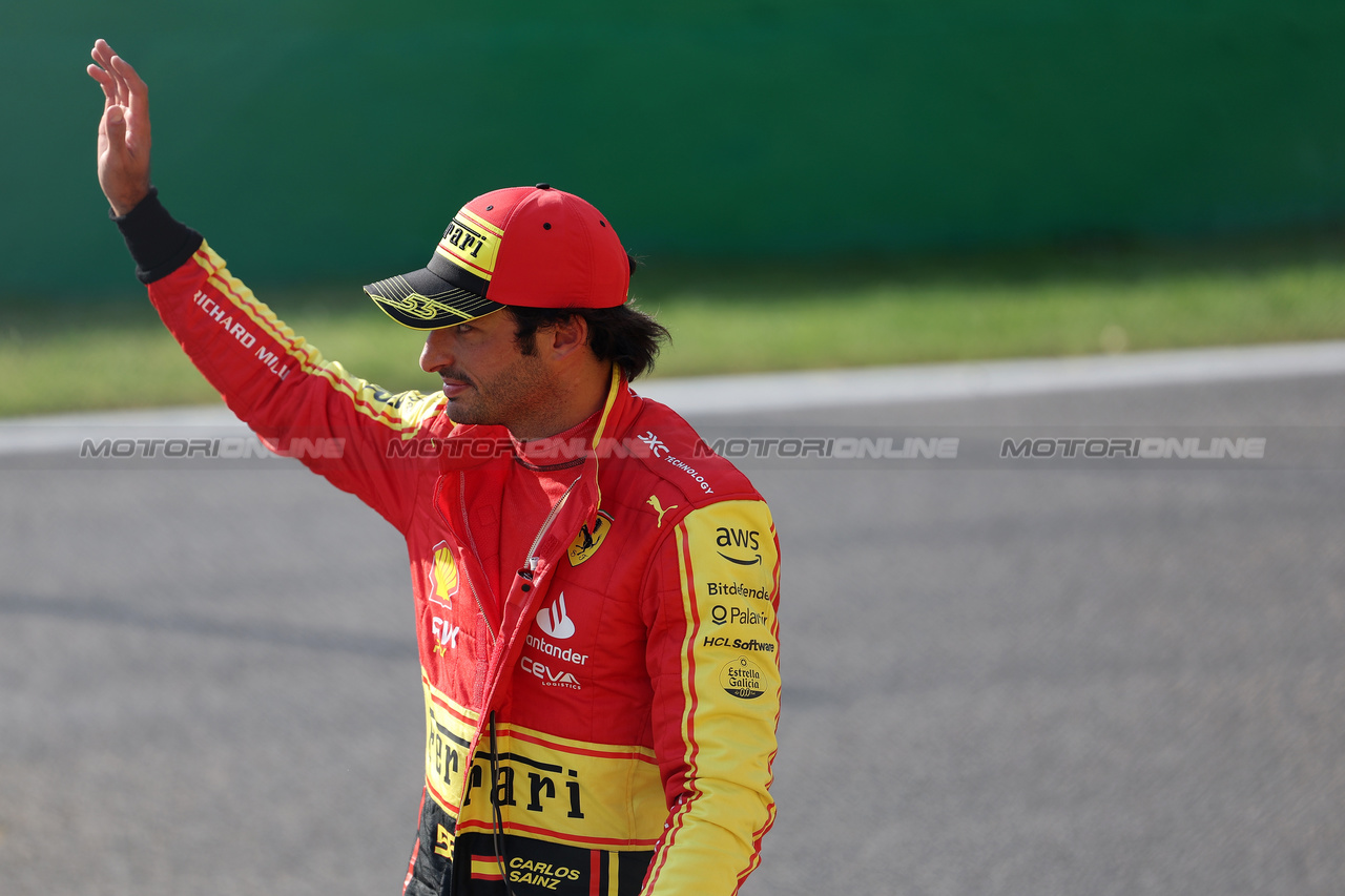 GP ITALIA, Carlos Sainz Jr (ESP) Ferrari celebrates his pole position in qualifying parc ferme.

02.09.2023. Formula 1 World Championship, Rd 15, Italian Grand Prix, Monza, Italy, Qualifiche Day.

 - www.xpbimages.com, EMail: requests@xpbimages.com © Copyright: Staley / XPB Images
