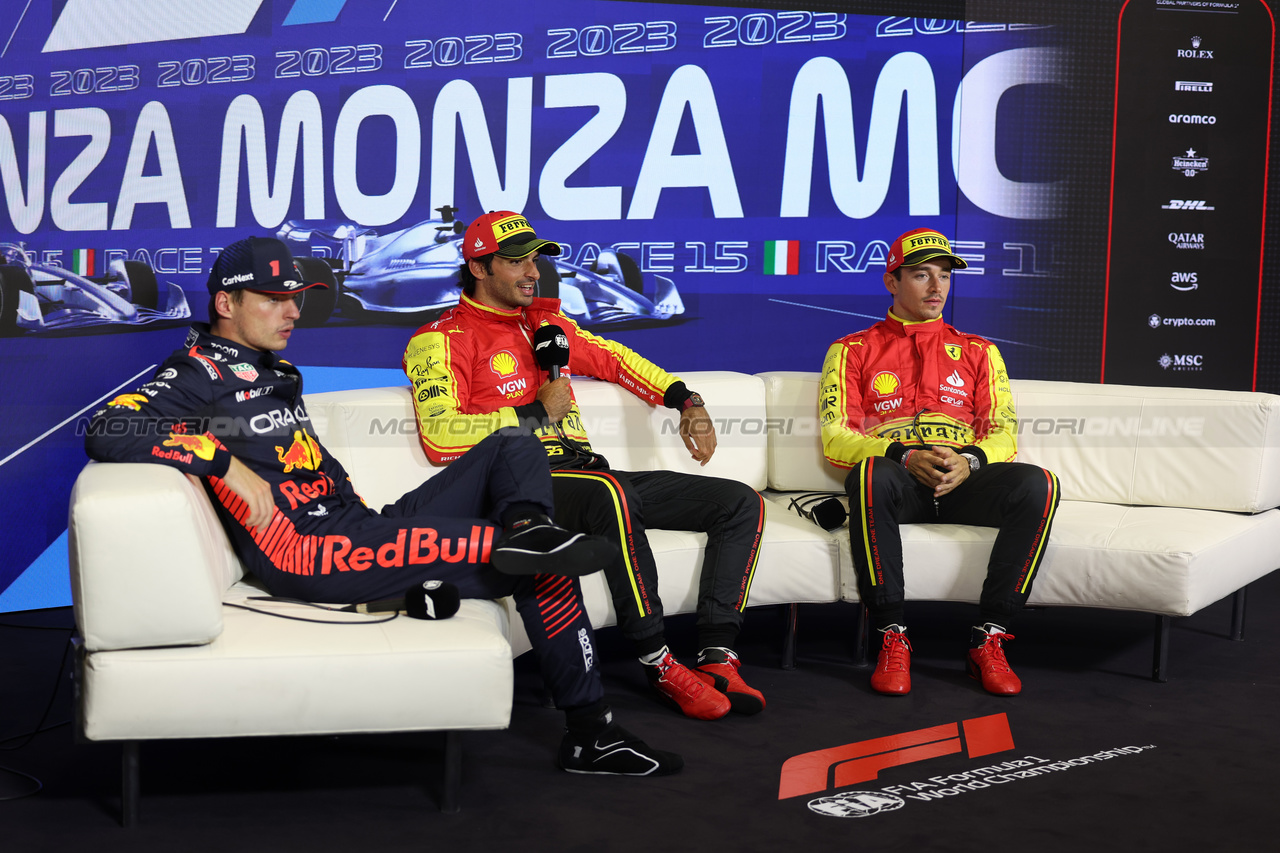 GP ITALIA, (L to R): Max Verstappen (NLD) Red Bull Racing; Carlos Sainz Jr (ESP) Ferrari; Charles Leclerc (MON) Ferrari, in the qualifying FIA Press Conference.

02.09.2023. Formula 1 World Championship, Rd 15, Italian Grand Prix, Monza, Italy, Qualifiche Day.

 - www.xpbimages.com, EMail: requests@xpbimages.com © Copyright: Staley / XPB Images