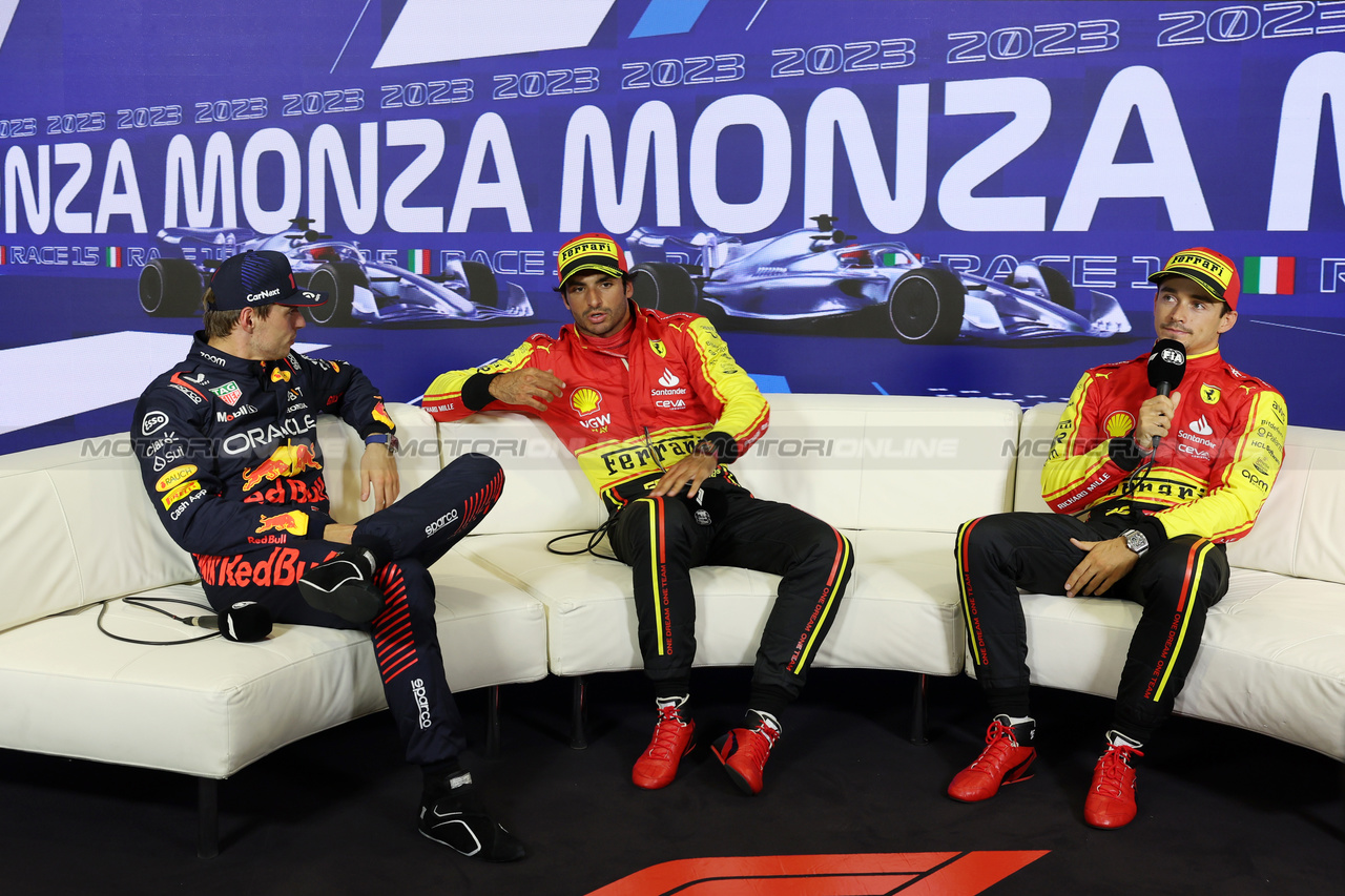 GP ITALIA, (L to R): Max Verstappen (NLD) Red Bull Racing; Carlos Sainz Jr (ESP) Ferrari; Charles Leclerc (MON) Ferrari, in the qualifying FIA Press Conference.

02.09.2023. Formula 1 World Championship, Rd 15, Italian Grand Prix, Monza, Italy, Qualifiche Day.

 - www.xpbimages.com, EMail: requests@xpbimages.com © Copyright: Staley / XPB Images