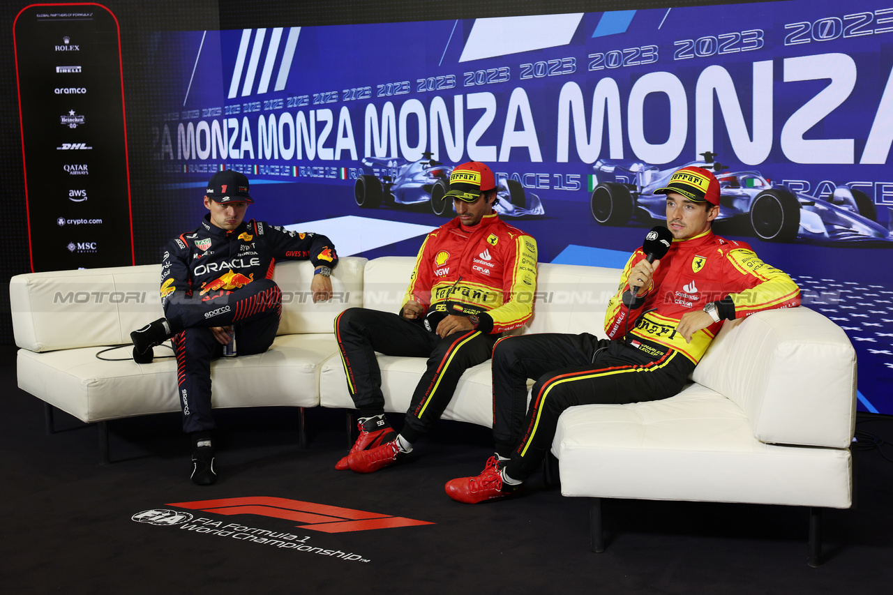 GP ITALIA, (L to R): Max Verstappen (NLD) Red Bull Racing; Carlos Sainz Jr (ESP) Ferrari; Charles Leclerc (MON) Ferrari, in the qualifying FIA Press Conference.

02.09.2023. Formula 1 World Championship, Rd 15, Italian Grand Prix, Monza, Italy, Qualifiche Day.

 - www.xpbimages.com, EMail: requests@xpbimages.com © Copyright: Staley / XPB Images