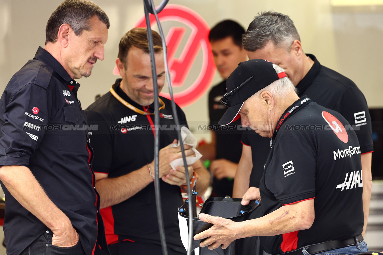 GP ITALIA, Guenther Steiner (ITA) Haas F1 Team Prinicipal with Gene Haas (USA) Haas Automotion President (Right).

02.09.2023. Formula 1 World Championship, Rd 15, Italian Grand Prix, Monza, Italy, Qualifiche Day.

- www.xpbimages.com, EMail: requests@xpbimages.com © Copyright: Batchelor / XPB Images