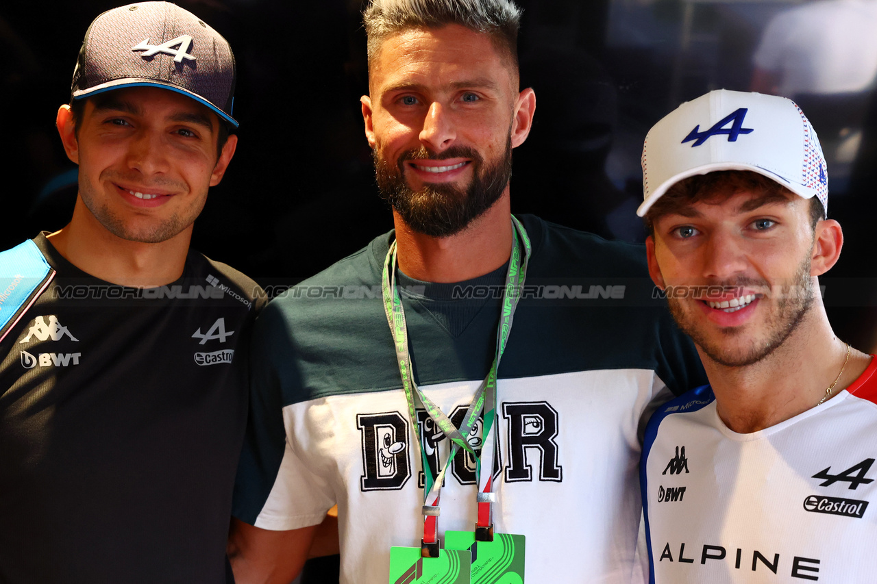 GP ITALIA, (L to R): Esteban Ocon (FRA) Alpine F1 Team with Olivier Giroud (FRA) Football Player e Pierre Gasly (FRA) Alpine F1 Team. 

02.09.2023. Formula 1 World Championship, Rd 15, Italian Grand Prix, Monza, Italy, Qualifiche Day.

- www.xpbimages.com, EMail: requests@xpbimages.com © Copyright: Batchelor / XPB Images