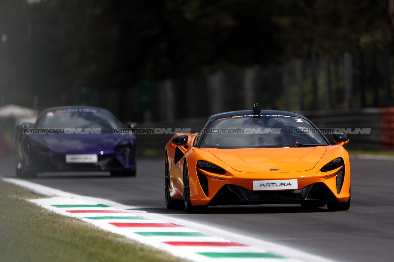 GP ITALIA, McLaren Artura - Pirelli Hot Laps.

01.09.2023. Formula 1 World Championship, Rd 15, Italian Grand Prix, Monza, Italy, Practice Day.

 - www.xpbimages.com, EMail: requests@xpbimages.com © Copyright: Staley / XPB Images