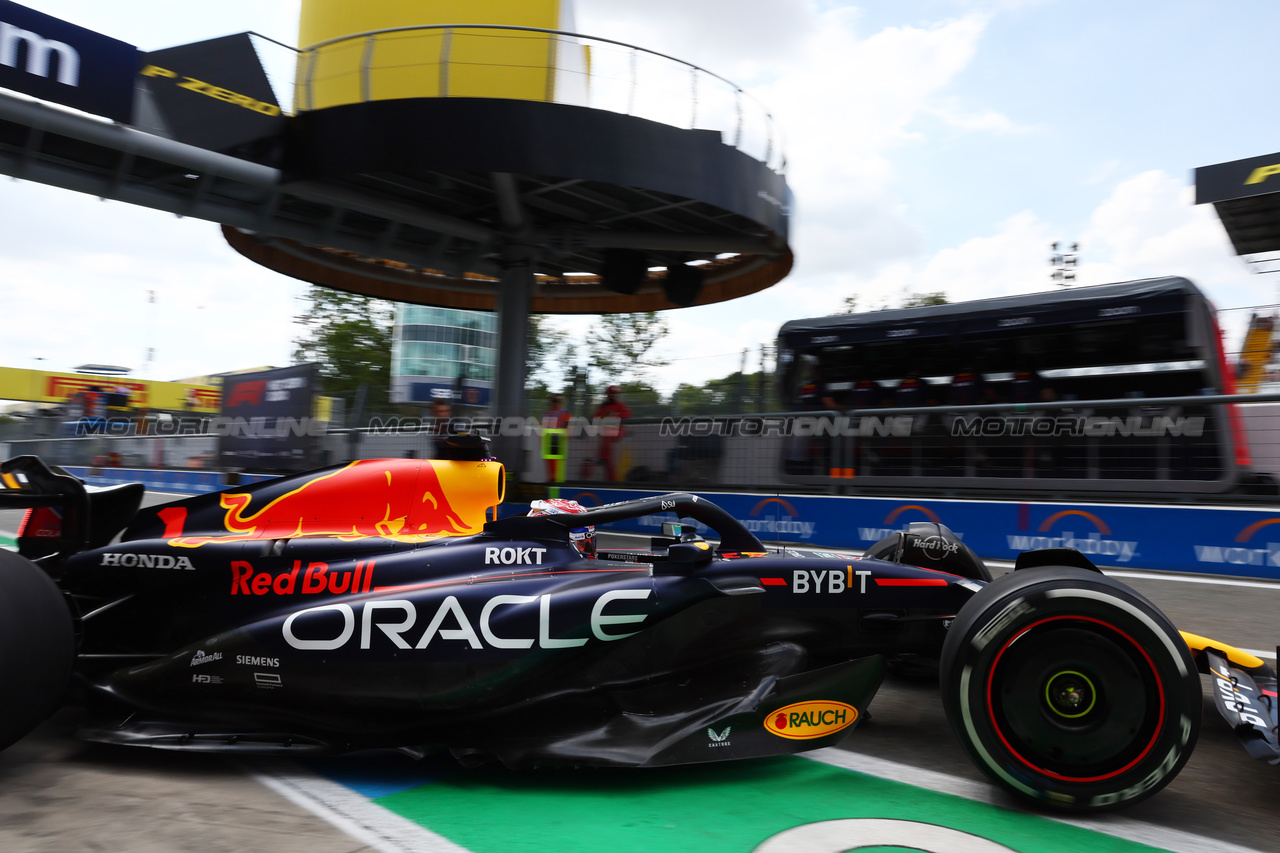 GP ITALIA, Max Verstappen (NLD) Red Bull Racing RB19 leaves the pits.

01.09.2023. Formula 1 World Championship, Rd 15, Italian Grand Prix, Monza, Italy, Practice Day.

- www.xpbimages.com, EMail: requests@xpbimages.com © Copyright: Batchelor / XPB Images
