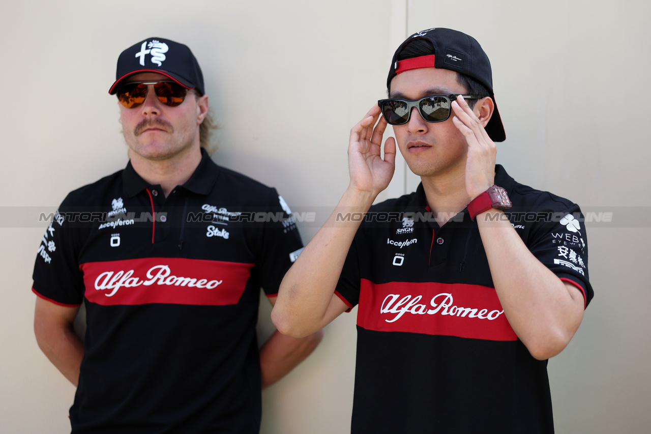 GP ITALIA, Zhou Guanyu (CHN) Alfa Romeo F1 Team (Right) e Valtteri Bottas (FIN) Alfa Romeo F1 Team.

01.09.2023. Formula 1 World Championship, Rd 15, Italian Grand Prix, Monza, Italy, Practice Day.

 - www.xpbimages.com, EMail: requests@xpbimages.com © Copyright: Staley / XPB Images