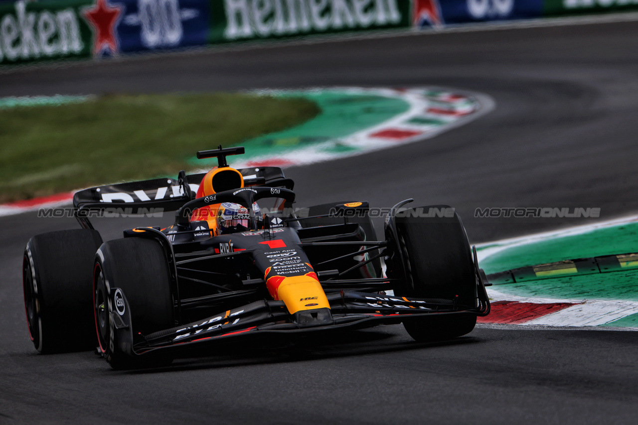 GP ITALIA, Max Verstappen (NLD) Red Bull Racing RB19.

01.09.2023. Formula 1 World Championship, Rd 15, Italian Grand Prix, Monza, Italy, Practice Day.

 - www.xpbimages.com, EMail: requests@xpbimages.com © Copyright: Staley / XPB Images