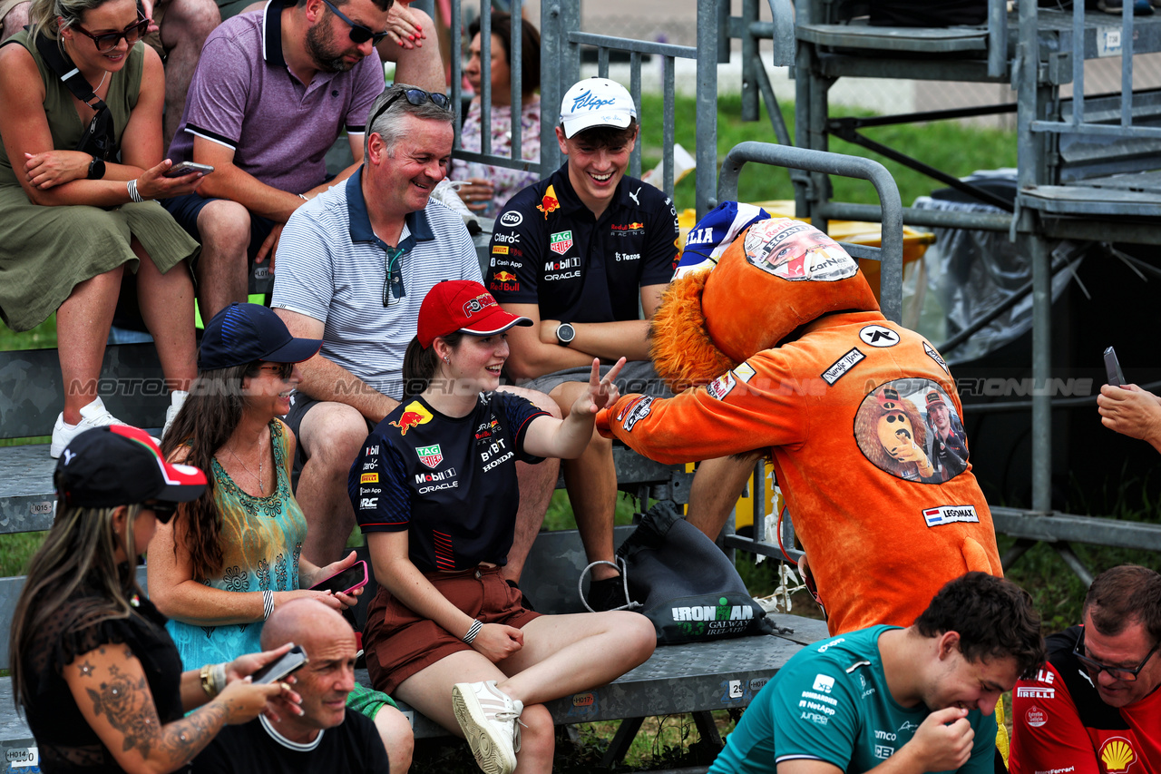 GP ITALIA, Circuit Atmosfera - fans in the grandstand.

01.09.2023. Formula 1 World Championship, Rd 15, Italian Grand Prix, Monza, Italy, Practice Day.

- www.xpbimages.com, EMail: requests@xpbimages.com © Copyright: Moy / XPB Images