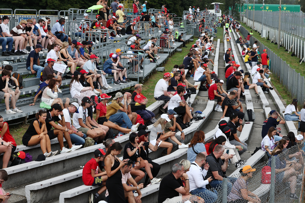 GP ITALIA, Circuit Atmosfera - fans in the grandstand.

01.09.2023. Formula 1 World Championship, Rd 15, Italian Grand Prix, Monza, Italy, Practice Day.

- www.xpbimages.com, EMail: requests@xpbimages.com © Copyright: Moy / XPB Images