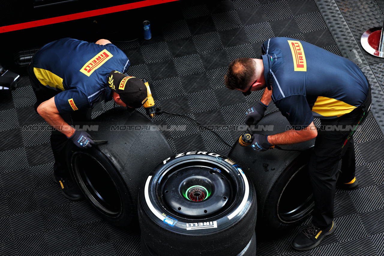 GP ITALIA, Pirelli tyre technicians.

01.09.2023. Formula 1 World Championship, Rd 15, Italian Grand Prix, Monza, Italy, Practice Day.

 - www.xpbimages.com, EMail: requests@xpbimages.com © Copyright: Coates / XPB Images