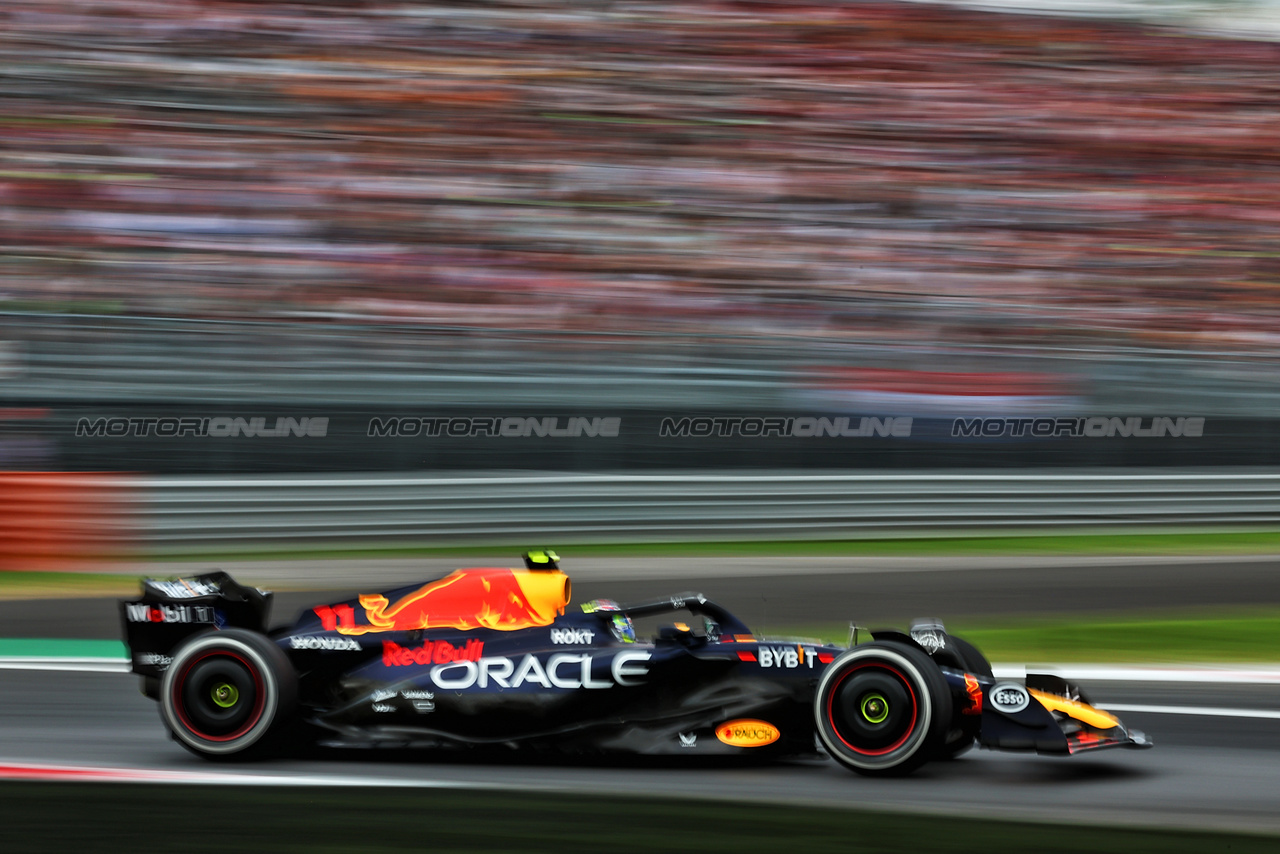 GP ITALIA, Sergio Perez (MEX) Red Bull Racing RB19.

01.09.2023. Formula 1 World Championship, Rd 15, Italian Grand Prix, Monza, Italy, Practice Day.

 - www.xpbimages.com, EMail: requests@xpbimages.com © Copyright: Coates / XPB Images