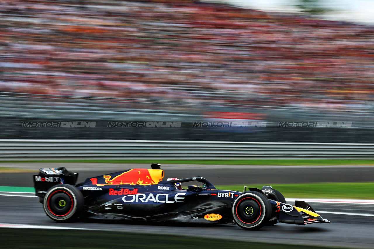 GP ITALIA, Max Verstappen (NLD) Red Bull Racing RB19.

01.09.2023. Formula 1 World Championship, Rd 15, Italian Grand Prix, Monza, Italy, Practice Day.

 - www.xpbimages.com, EMail: requests@xpbimages.com © Copyright: Coates / XPB Images