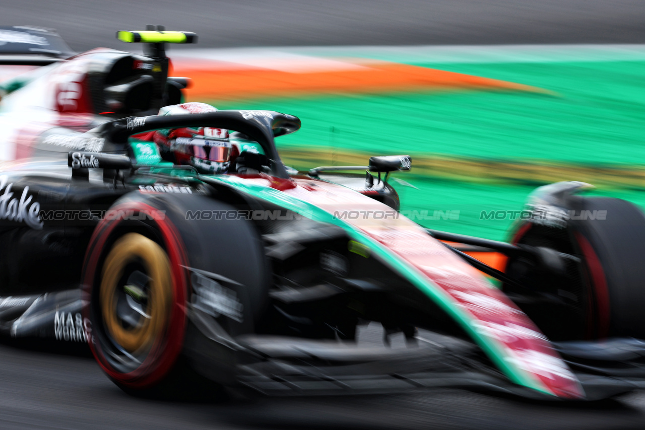 GP ITALIA, Zhou Guanyu (CHN) Alfa Romeo F1 Team C43.



01.09.2023. Formula 1 World Championship, Rd 15, Italian Grand Prix, Monza, Italy, Practice Day.

 - www.xpbimages.com, EMail: requests@xpbimages.com © Copyright: Coates / XPB Images