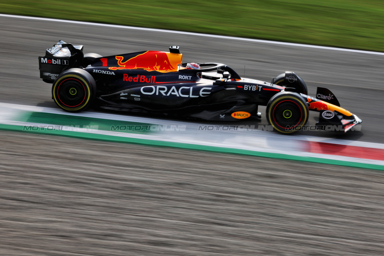 GP ITALIA, Max Verstappen (NLD) Red Bull Racing RB19.

01.09.2023. Formula 1 World Championship, Rd 15, Italian Grand Prix, Monza, Italy, Practice Day.

 - www.xpbimages.com, EMail: requests@xpbimages.com © Copyright: Staley / XPB Images
