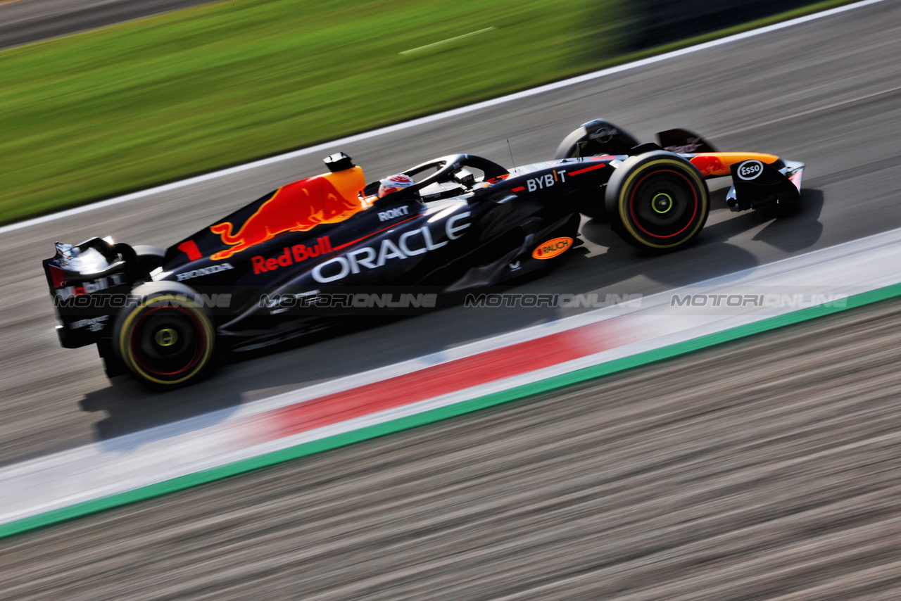 GP ITALIA, Max Verstappen (NLD) Red Bull Racing RB19.

01.09.2023. Formula 1 World Championship, Rd 15, Italian Grand Prix, Monza, Italy, Practice Day.

 - www.xpbimages.com, EMail: requests@xpbimages.com © Copyright: Staley / XPB Images