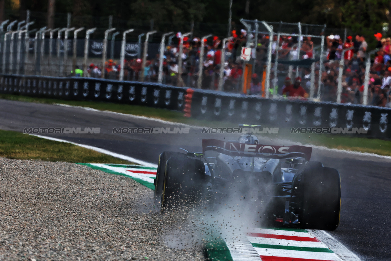 GP ITALIA, Lewis Hamilton (GBR) Mercedes AMG F1 W14 kicks up the gravel.

01.09.2023. Formula 1 World Championship, Rd 15, Italian Grand Prix, Monza, Italy, Practice Day.

 - www.xpbimages.com, EMail: requests@xpbimages.com © Copyright: Coates / XPB Images