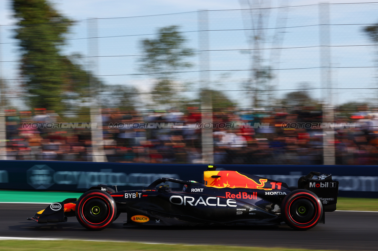 GP ITALIA, Sergio Perez (MEX) Red Bull Racing RB19.

01.09.2023. Formula 1 World Championship, Rd 15, Italian Grand Prix, Monza, Italy, Practice Day.

 - www.xpbimages.com, EMail: requests@xpbimages.com © Copyright: Coates / XPB Images