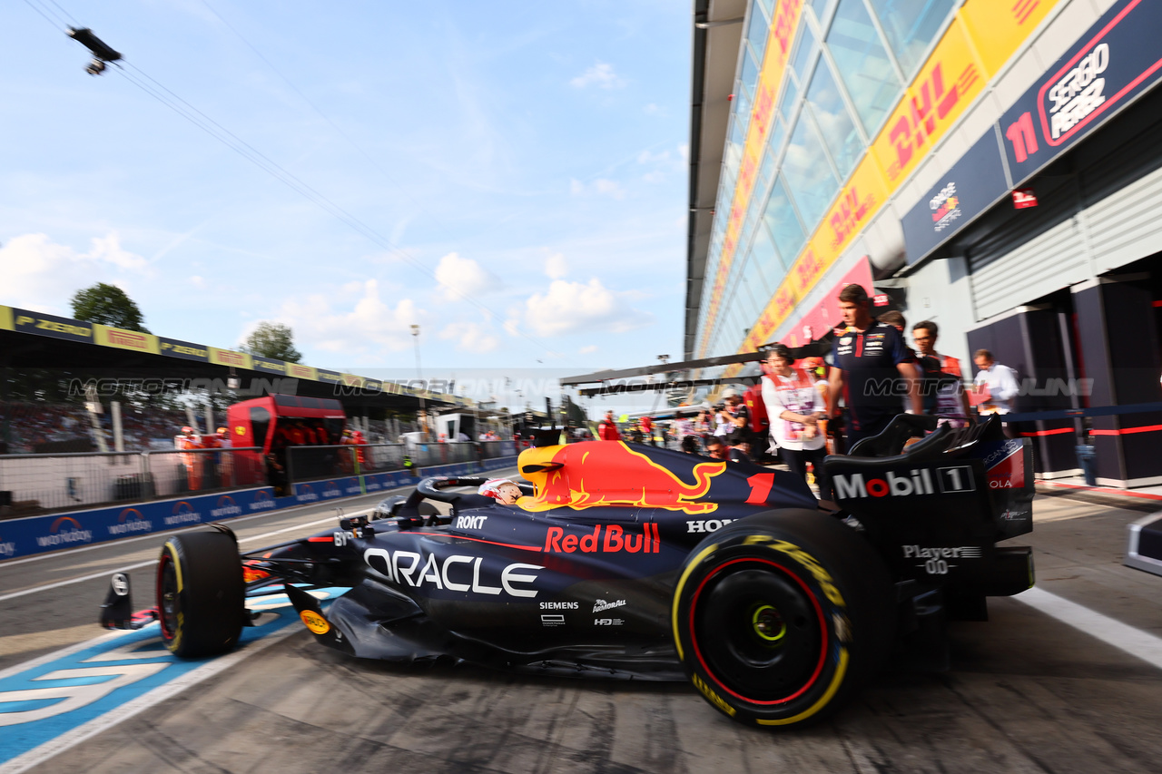 GP ITALIA, Max Verstappen (NLD) Red Bull Racing RB19 leaves the pits.

01.09.2023. Formula 1 World Championship, Rd 15, Italian Grand Prix, Monza, Italy, Practice Day.

- www.xpbimages.com, EMail: requests@xpbimages.com © Copyright: Batchelor / XPB Images